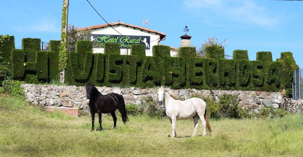 Hotel Rural Vistahermosa con la sierra al fondo
